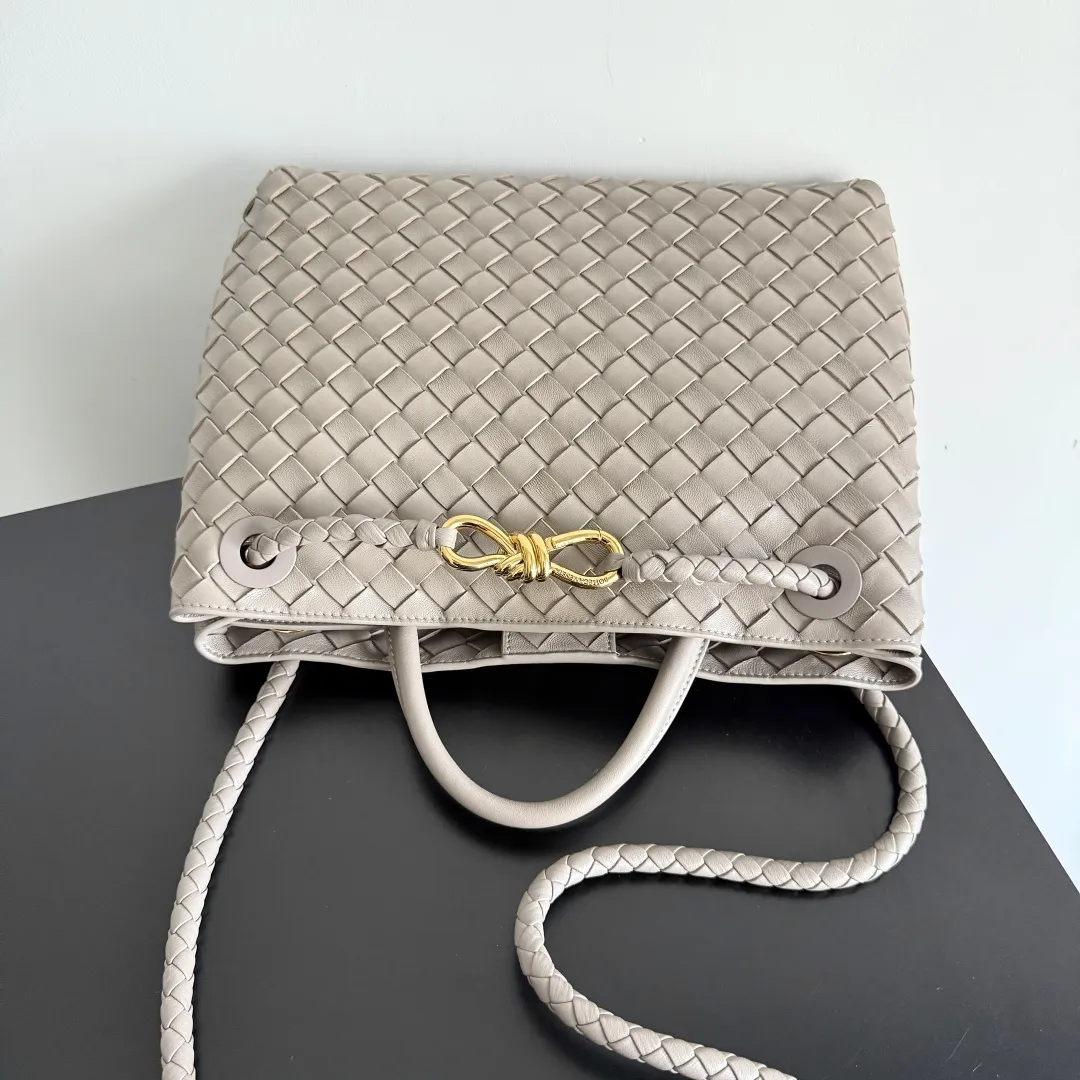 The 2023 new Andiamo batch of 2260 BV has been shipped‼ ️Really popular🔥The new Andiamo woven handbag launched by Bottega Veneta this season is really popular all over the world! ! Celebrities at home and abroad have worn it, and Oscar-winning actress Michelle Yeoh has taken it out on the street. Song Jia, Trai Yara, Yu Feihong, Sanji Ayaka, Rosie Hunting-Whiteley, Yoshioka Riho, etc. have all picked up this bag. It is classic and versatile, showing off its temperament, and the bag capacity is also large, which is very convenient for daily commuting! ! A variety of carrying methods, the shoulder straps can be adjusted by yourself, the original lambskin feels soft and delicate, and the neutral style is made to break gender boundaries and bring a more practical and long-lasting use experience. Andiamo, which has both elegant and casual styles, perfectly interprets the true appearance of "fashionable old money style". Style number: 743572 Size: 32*24*12